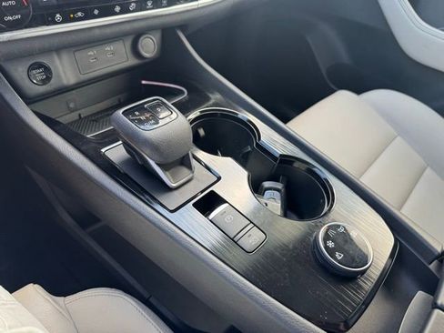 Used 2024 Nissan Rogue SL image 12