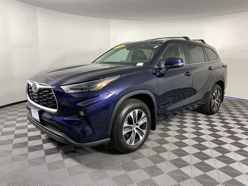 Used 2024 Toyota Highlander XLE AWD/4WD image 4
