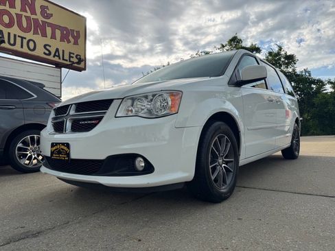 Used 2017 Dodge Grand Caravan SXT FWD image 1