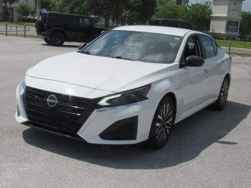 Used 2025 Nissan Altima 2.5 SV FWD image 6