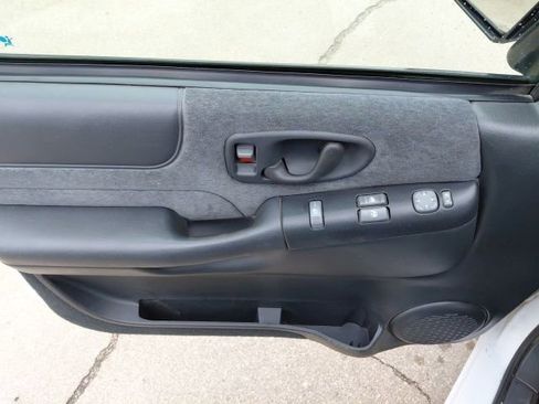 Used 2000 Chevrolet S10 Pickup LS w/ Preferred Equipment Group image 19