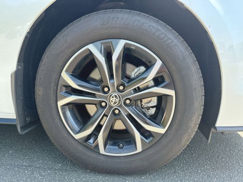 Used 2025 Toyota Sienna Platinum AWD/4WD image 2