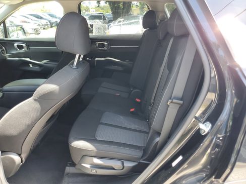 Used 2022 Kia Sorento LX image 9