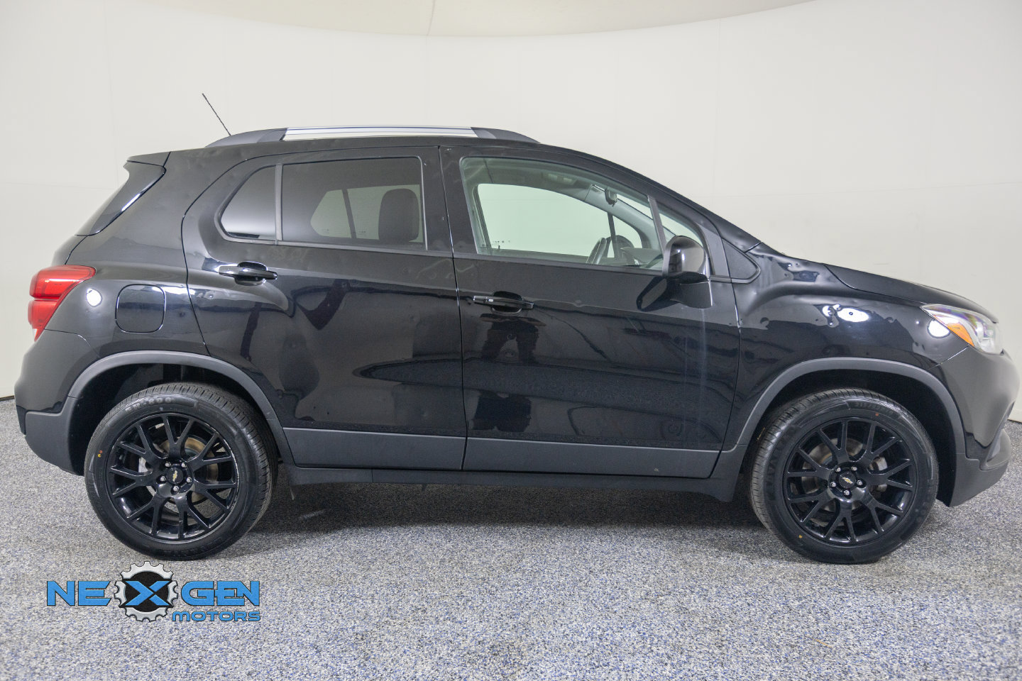 Used 2022 Chevrolet Trax LT w/ Midnight Edition AWD/4WD image 9