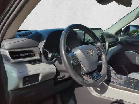 Used 2020 Toyota Highlander LE FWD image 16