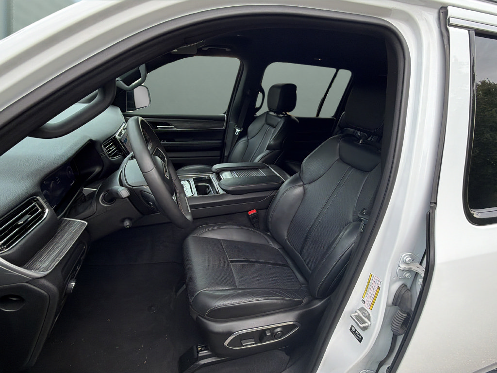 Used 2024 Jeep Wagoneer L Series III AWD/4WD image 10