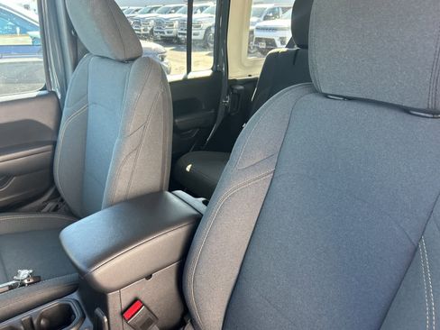 Used 2025 Jeep Wrangler Willys image 28