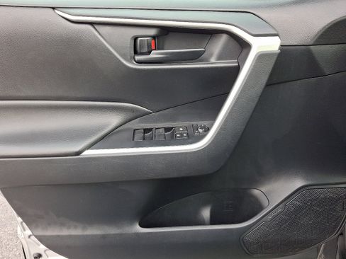Used 2019 Toyota RAV4 LE image 12