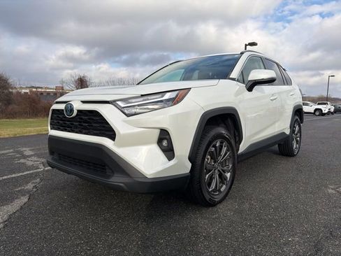 Used 2022 Toyota RAV4 XLE Premium image 4