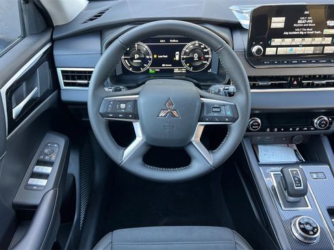 New 2025 Mitsubishi Outlander SE image 15