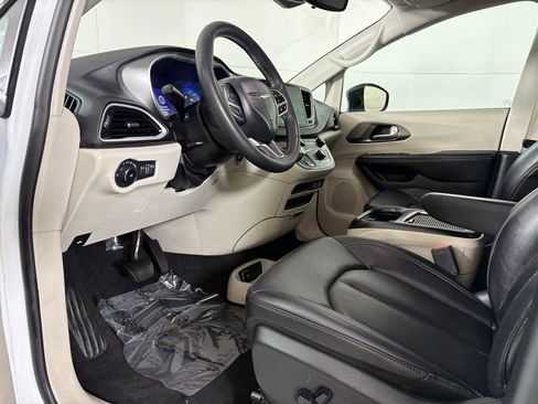 Used 2024 Chrysler Pacifica Touring-L image 21