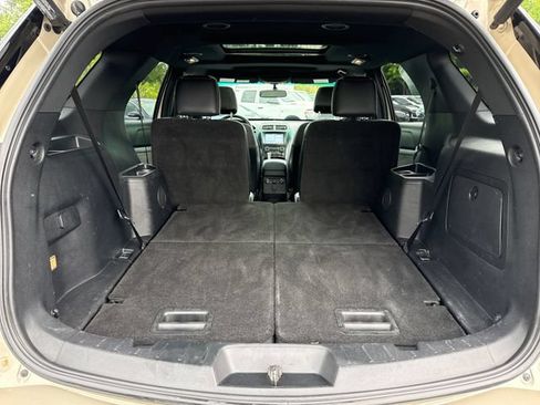Used 2017 Ford Explorer XLT w/ Equipment Group 202A AWD/4WD image 29