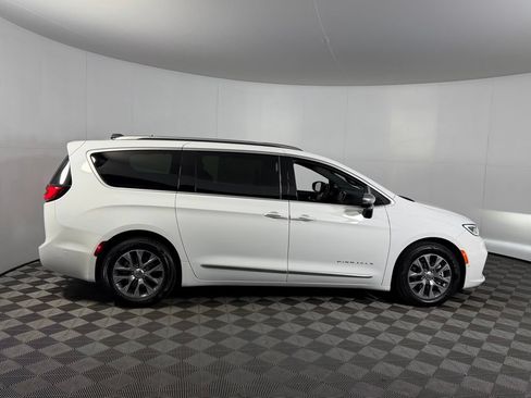 Used 2023 Chrysler Pacifica Pinnacle FWD image 6