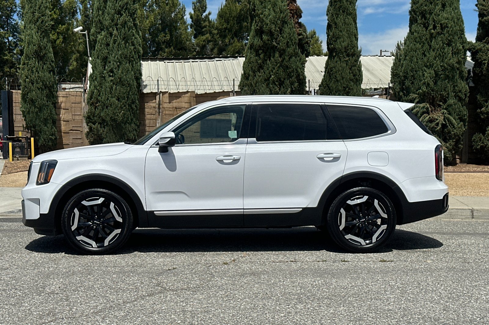 Used 2024 Kia Telluride EX w/ EX Captain's Chair Package FWD image 7