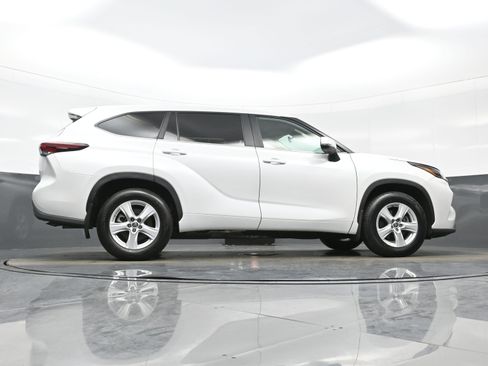 Used 2024 Toyota Highlander LE AWD/4WD image 33
