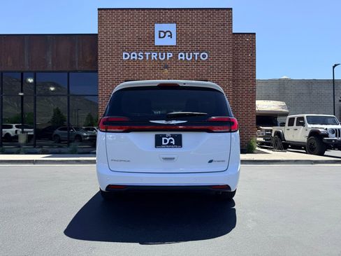 Used 2024 Chrysler Pacifica Limited FWD image 6