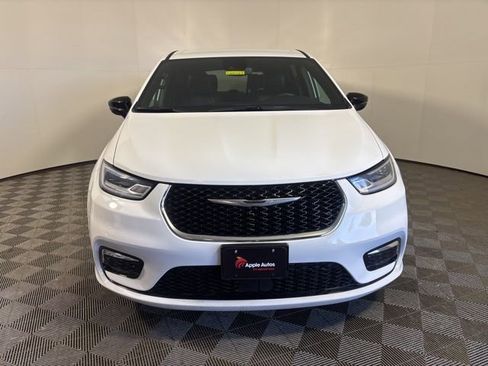 Used 2025 Chrysler Pacifica Select FWD image 2