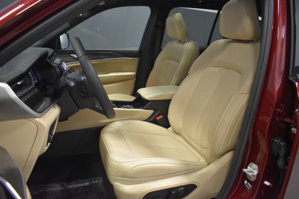 Used 2024 Jeep Grand Cherokee Limited RWD image 5