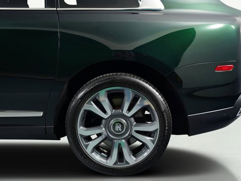 Used 2023 Rolls-Royce Cullinan w/ Cullinan Package image 20
