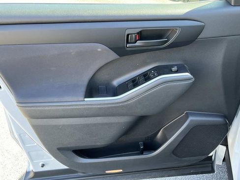 Used 2023 Toyota Highlander LE image 27