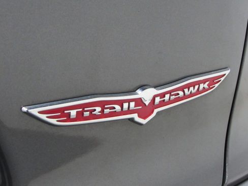 Used 2022 Jeep Cherokee Trailhawk AWD/4WD image 35