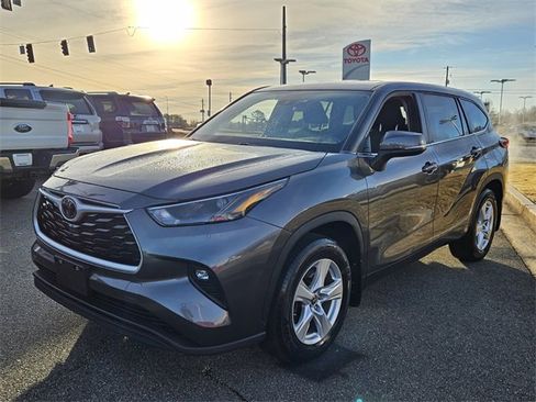 Used 2023 Toyota Highlander LE image 3