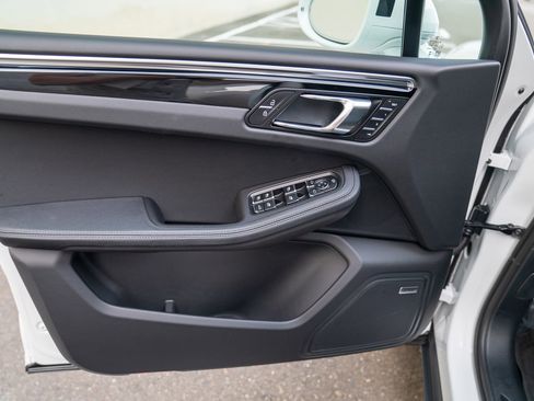 Used 2025 Porsche Macan image 10