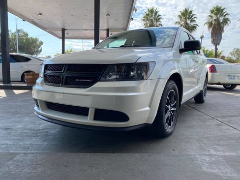 Used 2017 Dodge Journey SE w/ Flexible Seating Group image 2