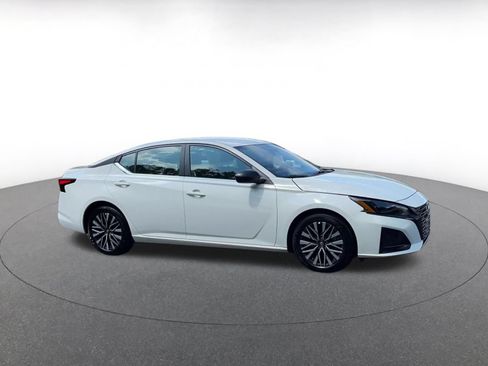 Used 2026 Nissan Altima 2.5 SV FWD image 2