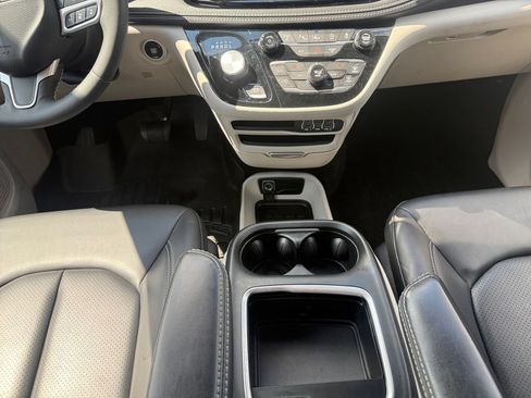 Used 2023 Chrysler Pacifica Touring-L AWD/4WD image 28