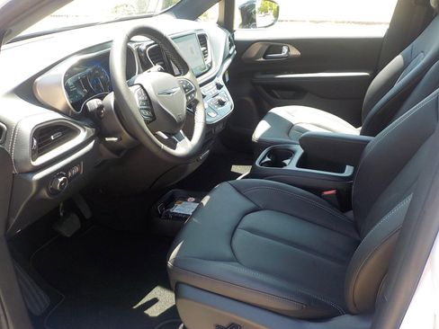 New 2025 Chrysler Pacifica Select image 17