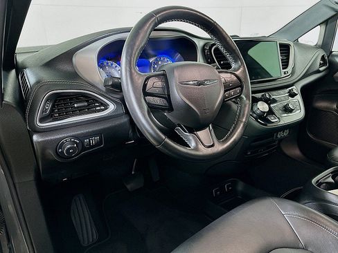 Used 2021 Chrysler Pacifica Touring-L w/ Uconnect Theater Family Group AWD/4WD image 9