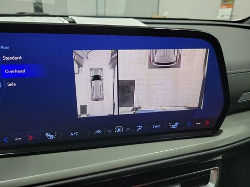 Used 2024 Chevrolet Traverse LT image 9