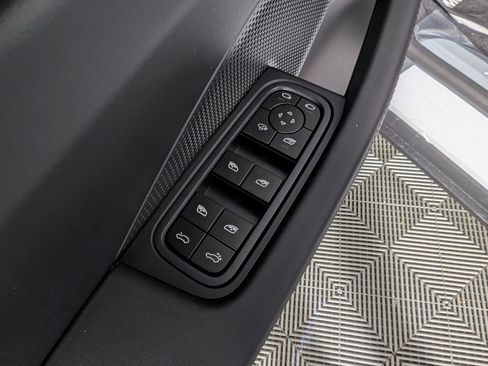 New 2025 Porsche Macan 4 Electric image 27