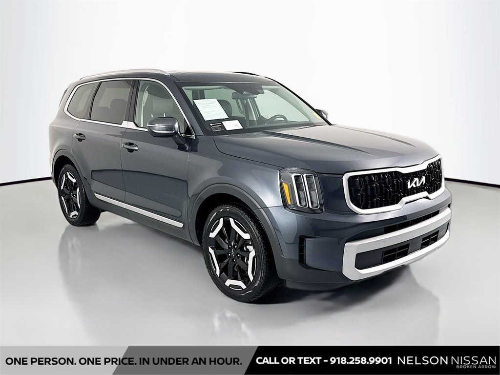 Used 2024 Kia Telluride EX w/ EX Captain's Chair Package FWD image 3