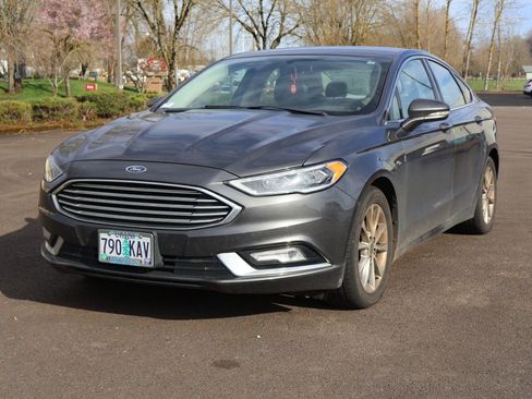 Used 2017 Ford Fusion SE FWD image 1