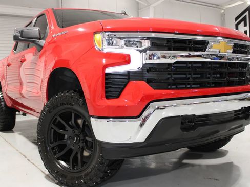 Used 2025 Chevrolet Silverado 1500 LT AWD/4WD image 3