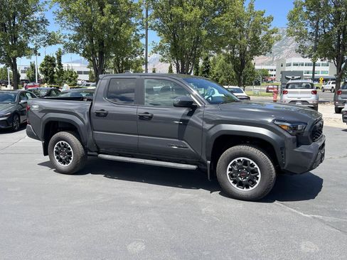Used 2025 Toyota Tacoma TRD Off-Road AWD/4WD image 5