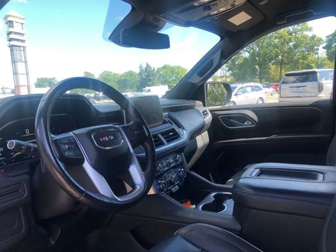 Used 2023 GMC Yukon XL SLT AWD/4WD image 7