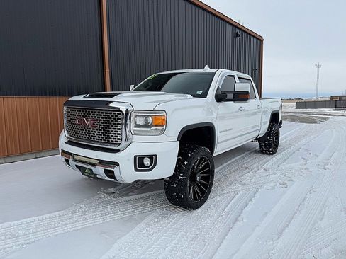 Used 2017 GMC Sierra 3500 Denali image 2
