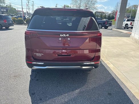 Used 2024 Kia Carnival SX Prestige image 3