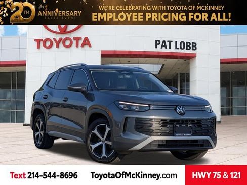 Used 2025 Volkswagen Tiguan SE FWD image 1