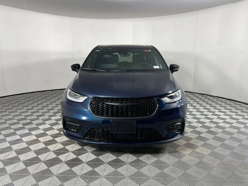 Certified 2024 Chrysler Pacifica Limited image 10