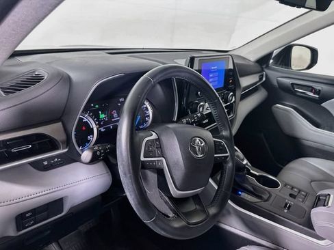 Used 2023 Toyota Highlander XLE AWD/4WD image 10