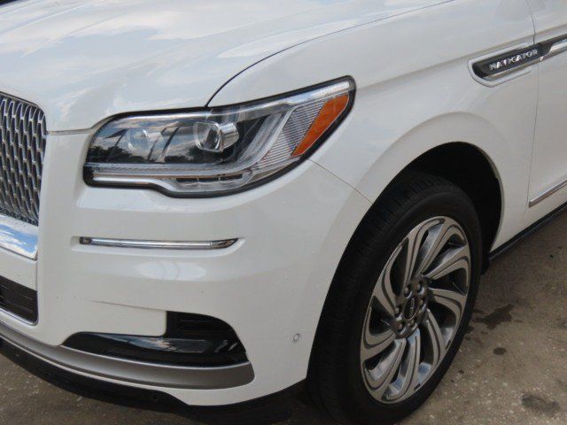 Used 2023 Lincoln Navigator Reserve AWD/4WD image 3