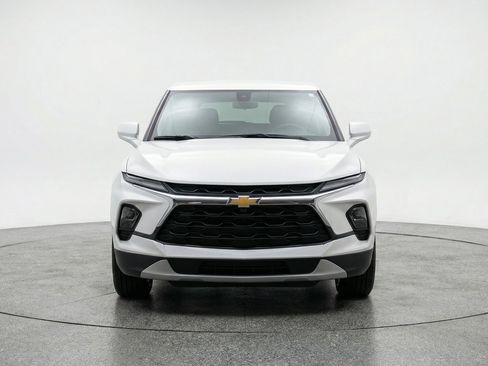 Used 2025 Chevrolet Blazer LT FWD image 2