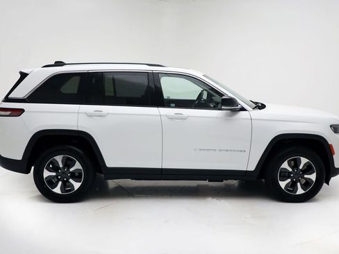 Used 2023 Jeep Grand Cherokee 4WD 4xe image 3