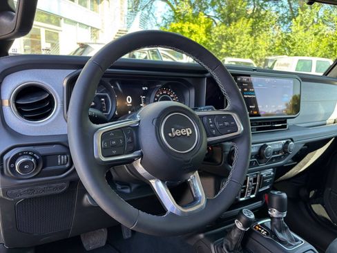Used 2025 Jeep Wrangler Unlimited Sahara AWD/4WD image 34