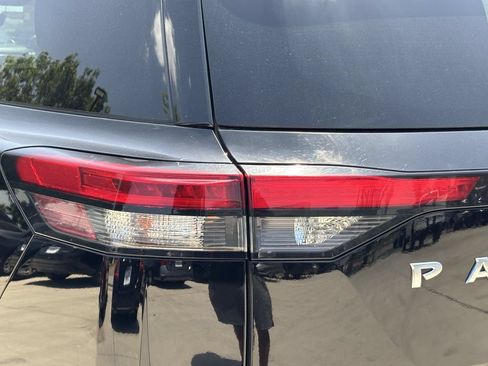 Used 2023 Nissan Pathfinder Platinum FWD image 5