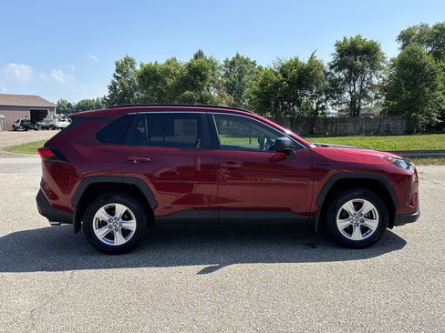 Used 2021 Toyota RAV4 LE AWD/4WD image 2